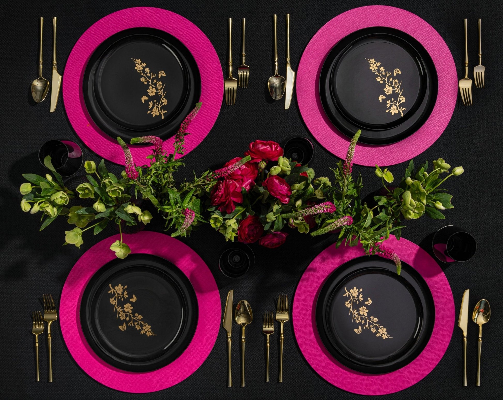 Black and Gold Round Plastic Plates - Garden Edge Plate Pro Linens