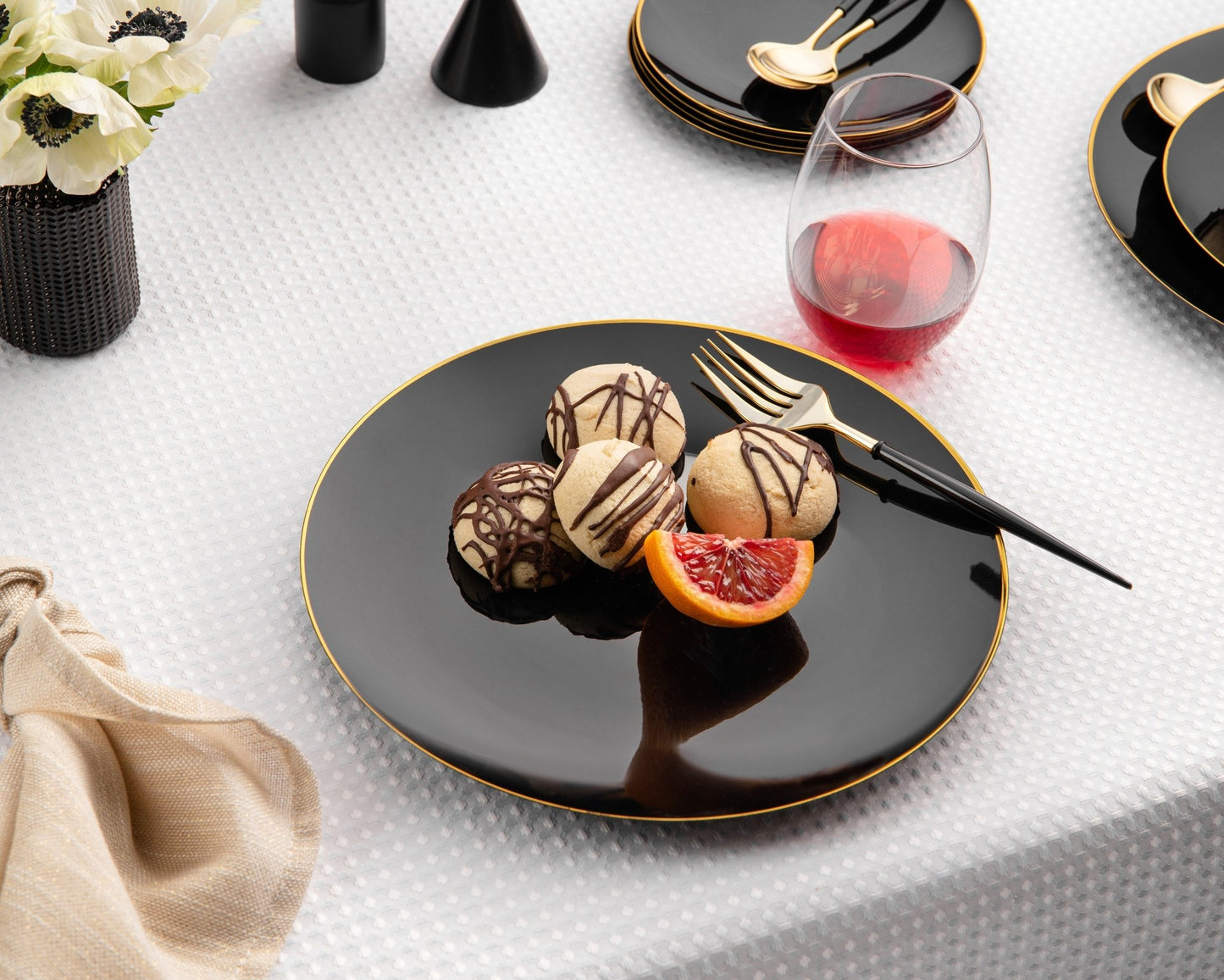 Black and Gold Round Plastic Plates - Organic Plate Pro Linens