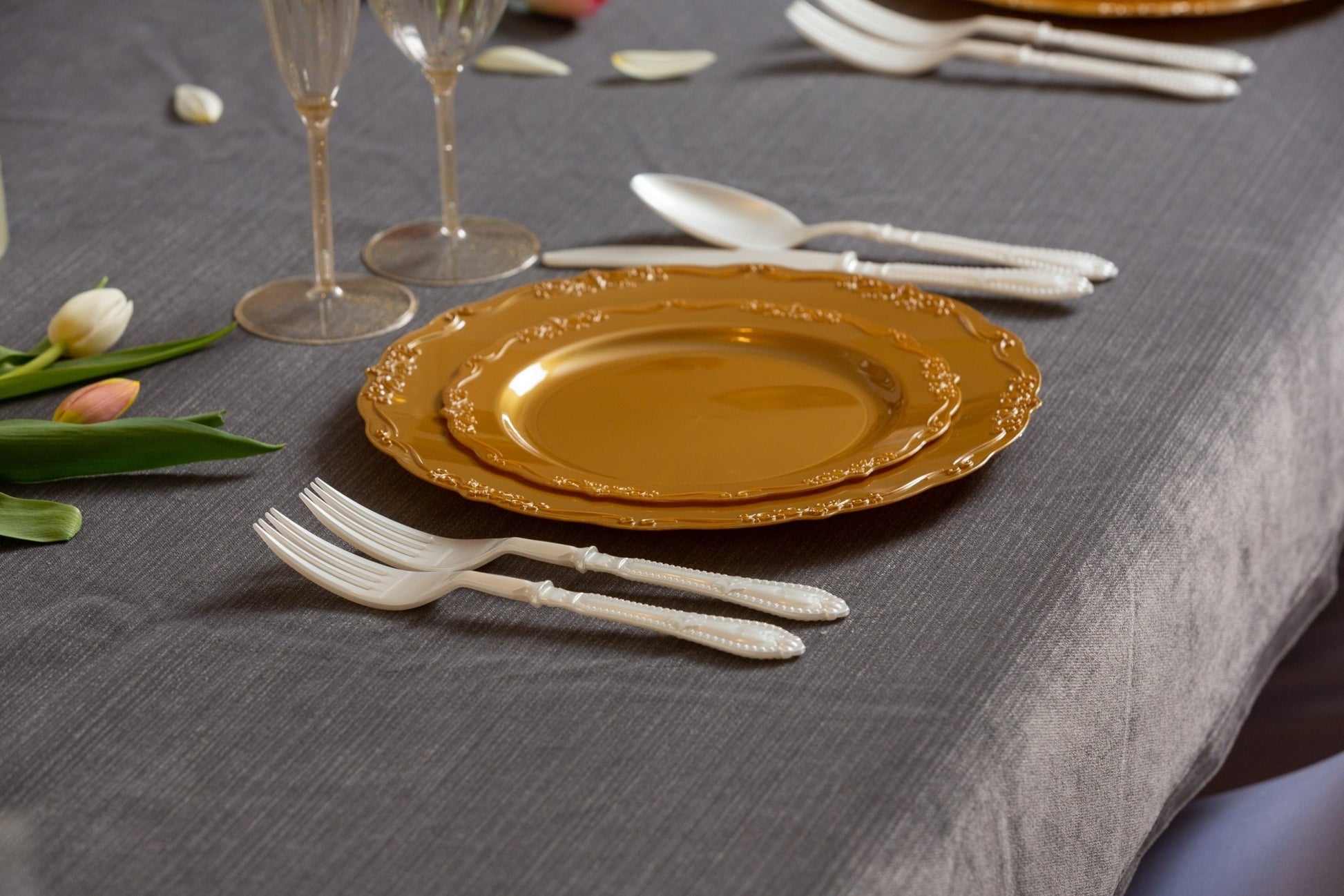 Gold Round Plastic Plates - Vintage Plate Pro Linens