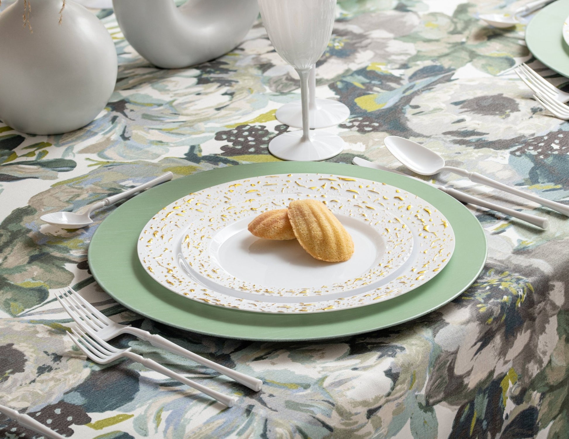 White and Gold Round Plastic Plates 10 Count - Pebbled Plate Pro Linens